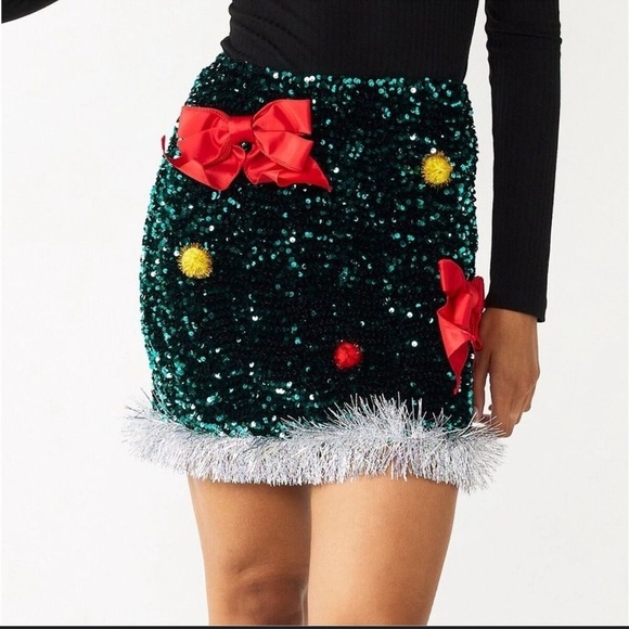 love on a hanger Dresses & Skirts - Love on a hanger green sequin Tinsel holiday skirt size XL 245